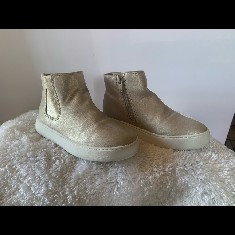 Gold Cat & Jack booties size 11